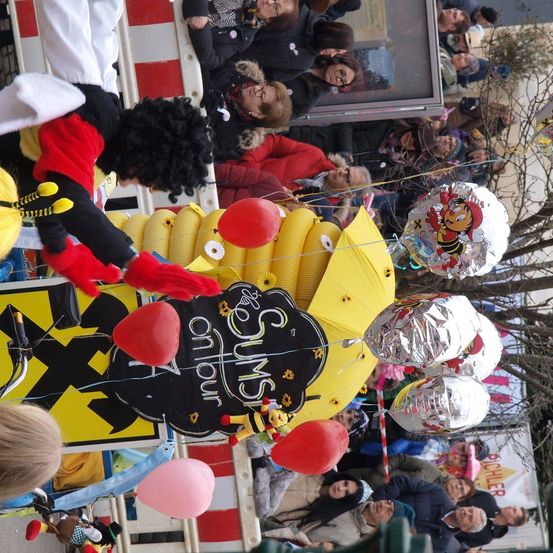 Bild enthält, Balloon, People, Person, Child, Female, Girl, Face, Head, Doll, Toy