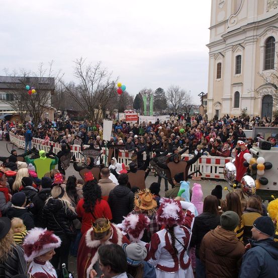 Bild enthält, People, Person, Adult, Female, Woman, Crowd, Male, Man, Bride, Parade