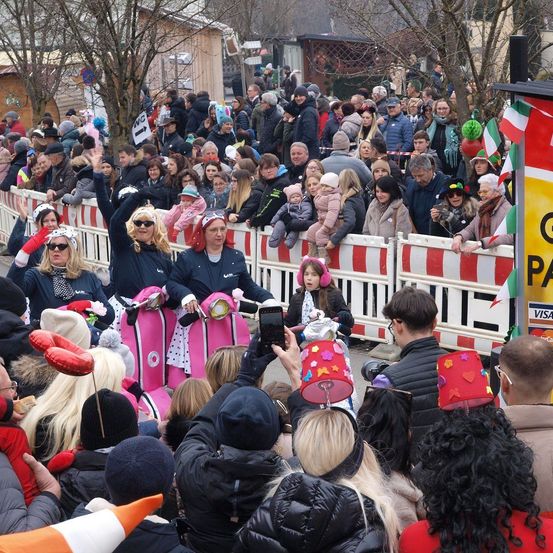 Bild enthält, People, Person, Adult, Female, Woman, Crowd, Jacket, Face, Head, Parade