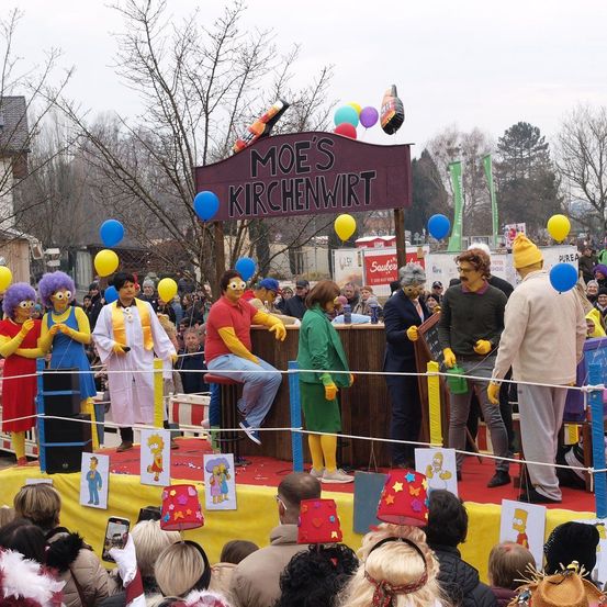 Bild enthält, People, Person, Adult, Male, Man, Parade, Child, Female, Girl, Crowd