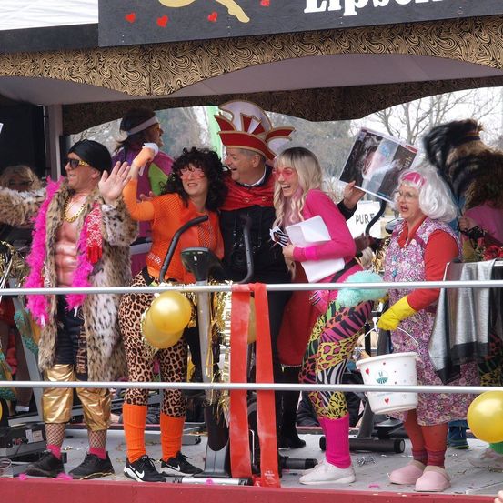 Bild enthält, People, Person, Costume, Shelter, Adult, Female, Woman, Flower Arrangement, Dress, Balloon