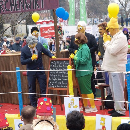 Bild enthält, Adult, Female, Person, Woman, Crowd, Male, Man, People, Boy, Child