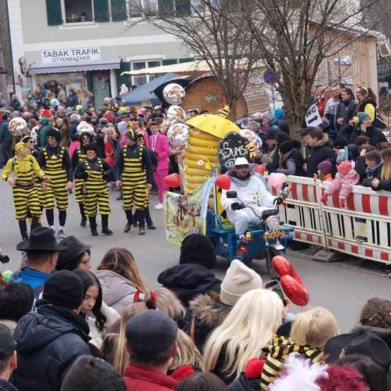 Bild enthält, People, Person, Adult, Female, Woman, Male, Man, Crowd, Face, Child