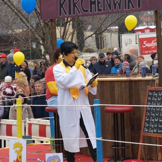 Bild enthält, Crowd, Person, Audience, Balloon, Speech, People, Adult, Female, Woman, Face