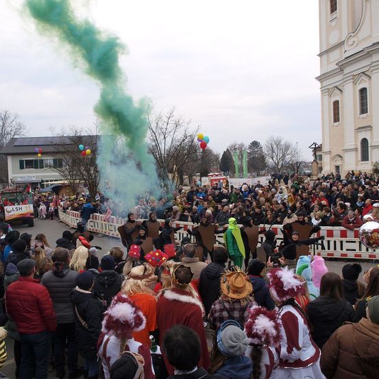 Bild enthält, People, Person, Adult, Male, Man, Crowd, Female, Woman, Building, Face