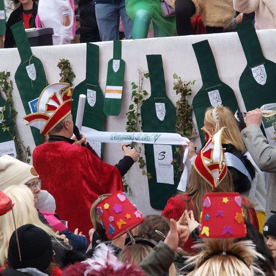 Bild enthält, Adult, Female, Person, Woman, People, Male, Man, Face, Child, Girl