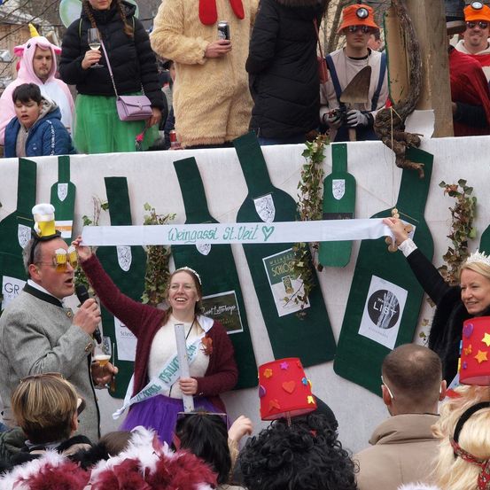 Bild enthält, People, Person, Adult, Male, Man, Female, Woman, Child, Girl, Face