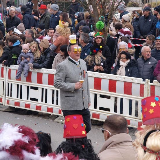 Bild enthält, Adult, Female, Person, Woman, Male, Man, Crowd, Baby, Coat, Child