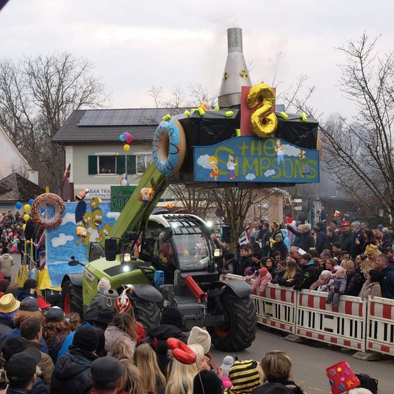 Bild enthält, Carnival, Crowd, Person, People, Parade, Urban, Machine, Wheel, Concert