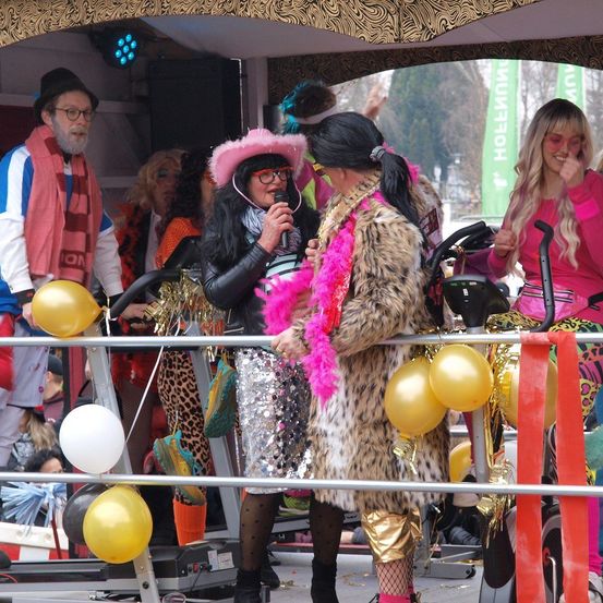 Bild enthält, Adult, Female, Person, Woman, Costume, Male, Man, Hat, Accessories, People