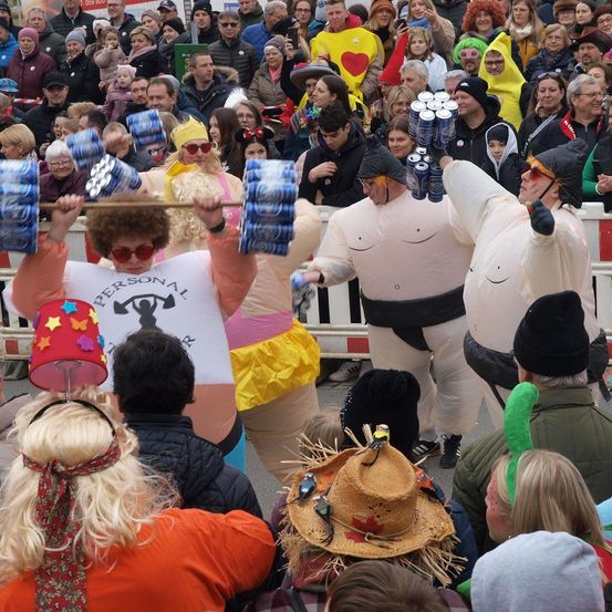 Bild enthält, Hat, Adult, Female, Person, Woman, People, Male, Man, Crowd, Child