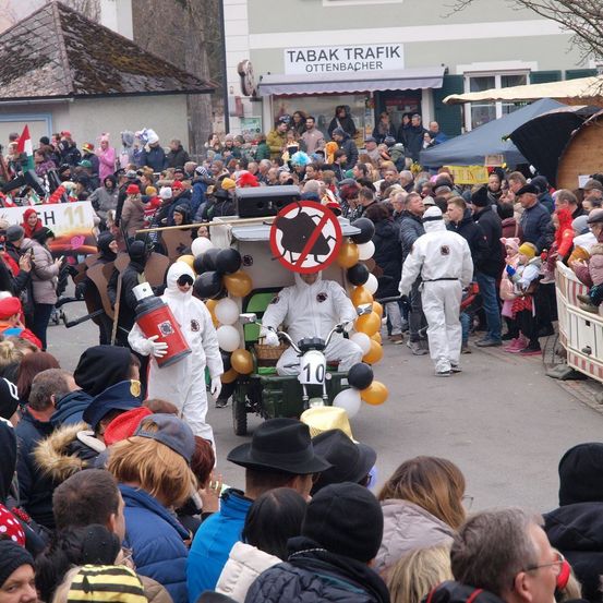 Bild enthält, People, Person, Adult, Male, Man, Female, Woman, Face, Boy, Child