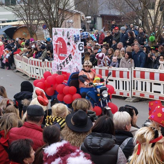 Bild enthält, People, Person, Adult, Female, Woman, Male, Man, Crowd, Face, Child