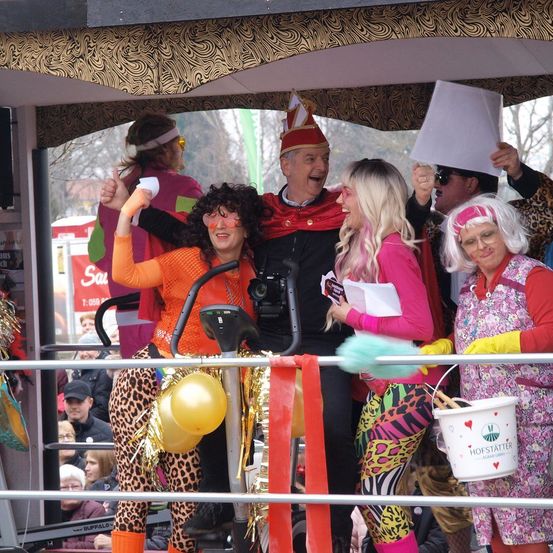 Bild enthält, People, Person, Adult, Female, Woman, Hat, Male, Man, Child, Girl