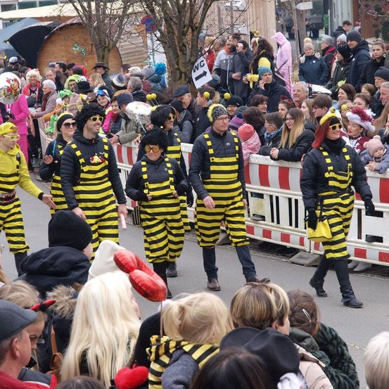 Bild enthält, People, Person, Adult, Female, Woman, Male, Man, Face, Head, Crowd