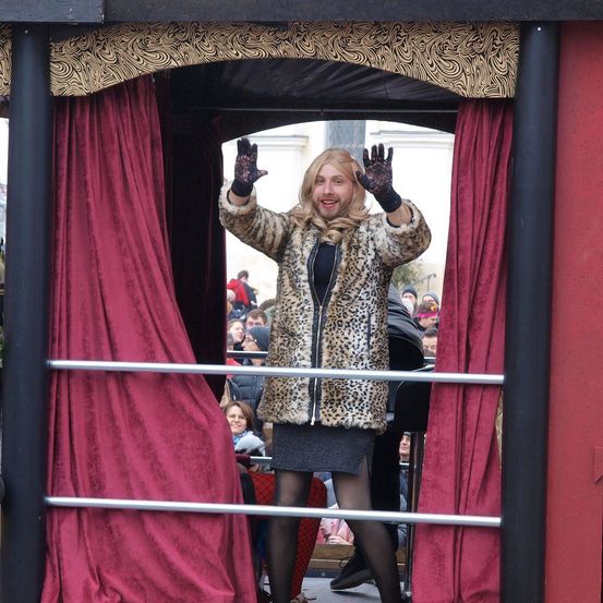 Bild enthält, Coat, Shelter, Adult, Female, Person, Woman, Portrait, Long Sleeve, Lady, Glove