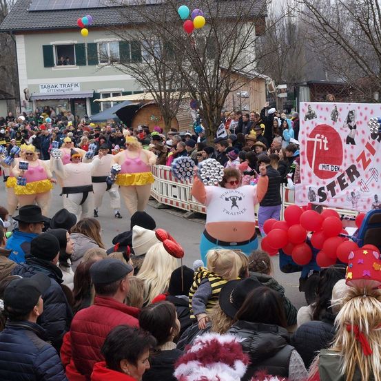 Bild enthält, People, Person, Adult, Female, Woman, Male, Man, Parade, Crowd, Face