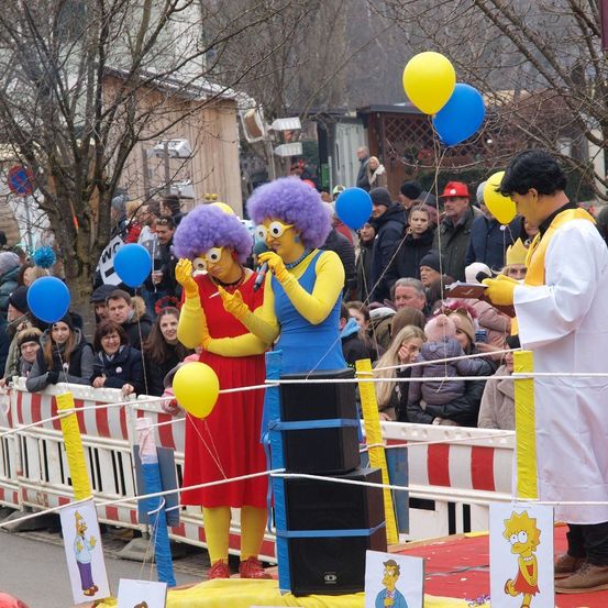 Bild enthält, Adult, Female, Person, Woman, Balloon, Male, Man, People, Baby, Parade