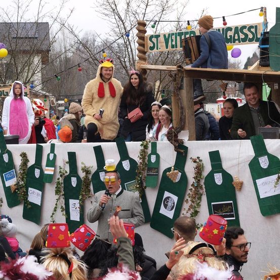 Bild enthält, People, Person, Adult, Female, Woman, Portrait, Costume, Male, Man, Shelter