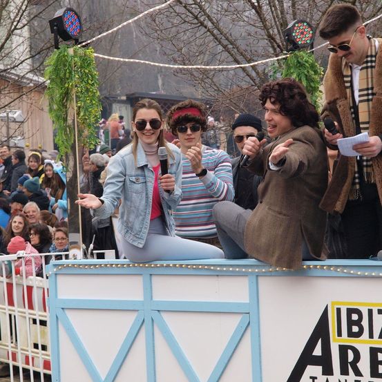 Bild enthält, Sunglasses, People, Person, Adult, Female, Woman, Male, Man, Boy, Teen