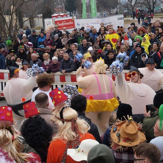 Bild enthält, People, Person, Adult, Female, Woman, Hat, Crowd, Child, Girl, Man