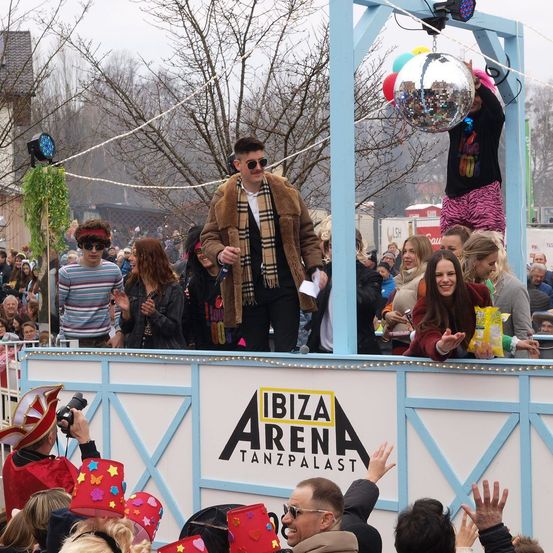 Bild enthält, People, Person, Adult, Female, Woman, Balloon, Male, Man, Crowd, Face