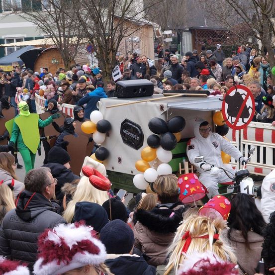 Bild enthält, People, Person, Adult, Female, Woman, Male, Man, Crowd, Child, Girl