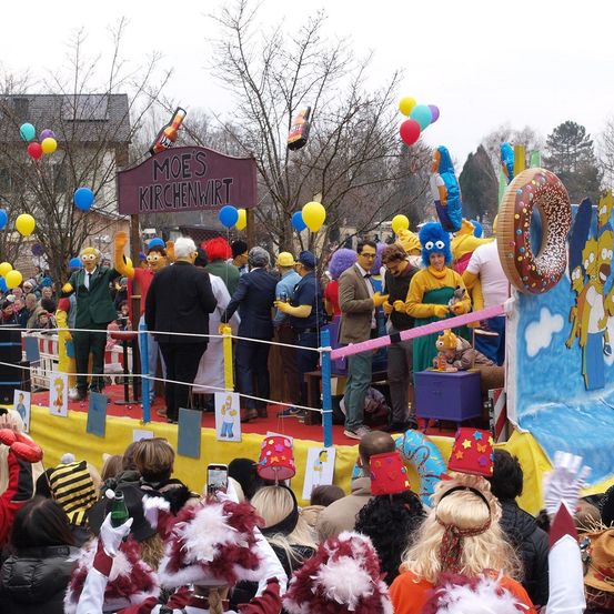 Bild enthält, Adult, Female, Person, Woman, People, Parade, Child, Girl, Balloon, Face