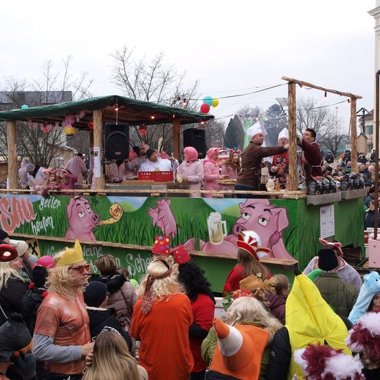Bild enthält, Carnival, People, Person, Adult, Male, Man, Female, Woman, Crowd, Helmet