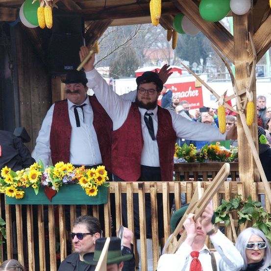 Bild enthält, Potted Plant, People, Flower, Flower Arrangement, Flower Bouquet, Photography, Portrait, Shelter, Costume, Suit