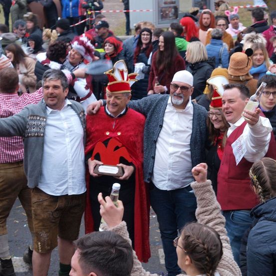 Bild enthält, People, Person, Adult, Male, Man, Child, Female, Girl, Face, Head