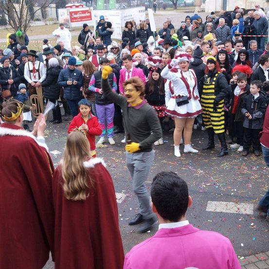 Bild enthält, People, Person, Adult, Male, Man, Jeans, Female, Woman, Shoe, Face