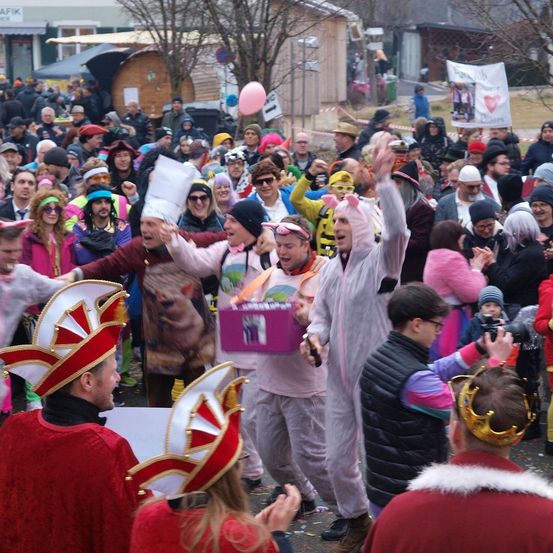 Bild enthält, People, Person, Adult, Male, Man, Celebrating, Face, Crowd, Parade, Shoe