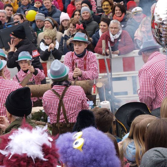 Bild enthält, People, Person, Crowd, Adult, Male, Man, Child, Female, Girl, Woman