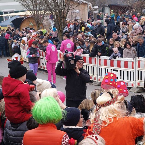 Bild enthält, People, Person, Adult, Male, Man, Female, Woman, Crowd, Face, Parade