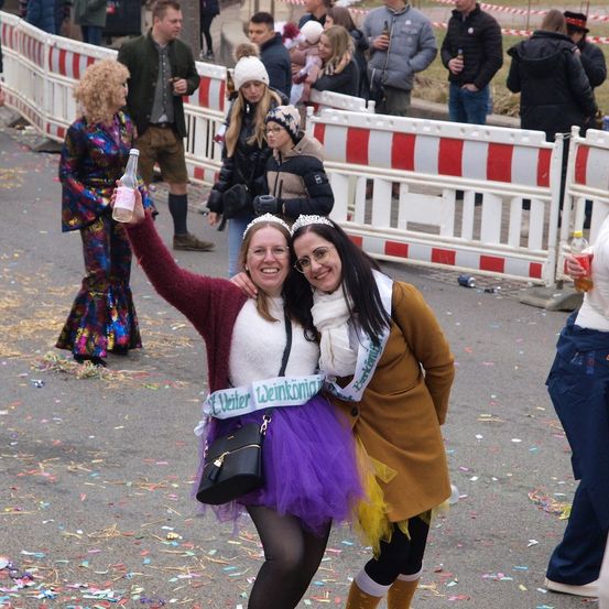 Bild enthält, People, Person, Adult, Female, Woman, Male, Man, Jeans, Shoe, Face