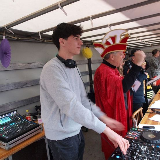 Bild enthält, Adult, Male, Man, Person, Clothing, Jeans, Pants, Face, Head