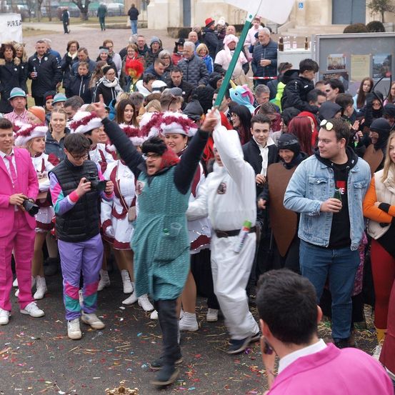 Bild enthält, People, Person, Celebrating, Jacket, Adult, Female, Woman, Male, Man, Jeans