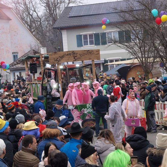 Bild enthält, People, Person, Neighborhood, Adult, Female, Woman, Shelter, Male, Man, Crowd