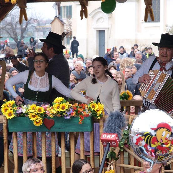 Bild enthält, Flower Arrangement, Flower Bouquet, Person, Portrait, Potted Plant, Hat, People, Adult, Female, Woman