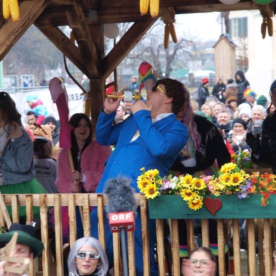 Bild enthält, Flower Arrangement, Flower Bouquet, Adult, Female, Person, Woman, People, Hat, Cap, Portrait