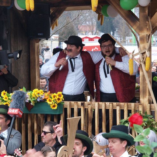 Bild enthält, Hat, Potted Plant, Photography, Portrait, Shelter, Cap, Baseball Cap, Costume, Rose, Flower Arrangement