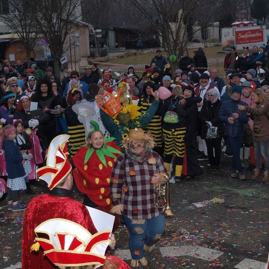 Bild enthält, People, Person, Adult, Female, Woman, Child, Girl, Bride, Crowd, Face
