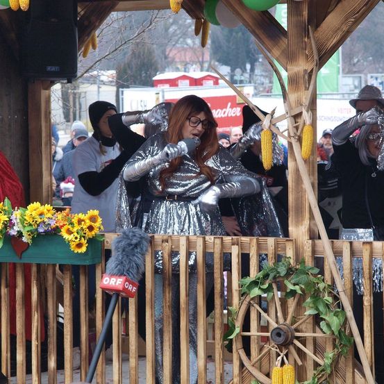 Bild enthält, Potted Plant, Costume, Person, Shelter, Flower Arrangement, Flower Bouquet, Adult, Female, Woman, People