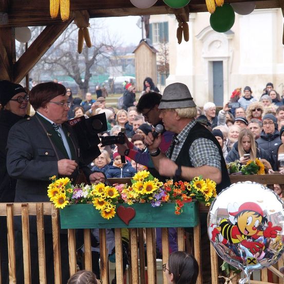 Bild enthält, Flower, Flower Arrangement, Flower Bouquet, Potted Plant, Hat, People, Person, Crowd, Bride, Woman