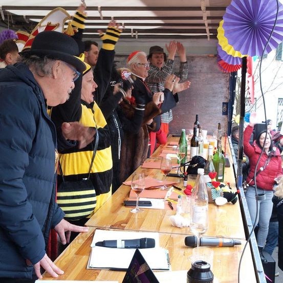 Bild enthält, Adult, Female, Person, Woman, Male, Man, Hat, Table, Portrait, People