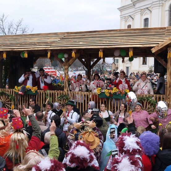 Bild enthält, People, Person, Carnival, Crowd, Adult, Female, Woman, Shelter, Celebrating, Mardi Gras