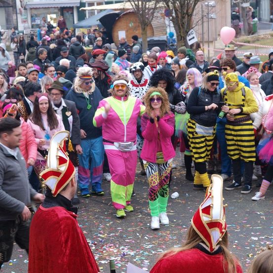 Bild enthält, People, Person, Adult, Female, Woman, Male, Man, Child, Girl, Shoe