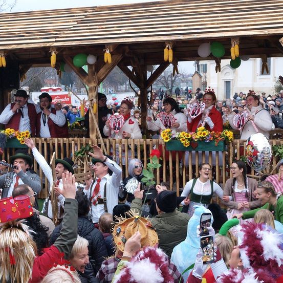 Bild enthält, People, Person, Carnival, Shelter, Flower Arrangement, Flower Bouquet, Adult, Female, Woman, Man