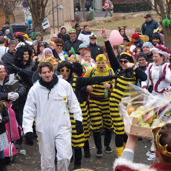 Bild enthält, People, Person, Adult, Female, Woman, Male, Man, Coat, Face, Crowd